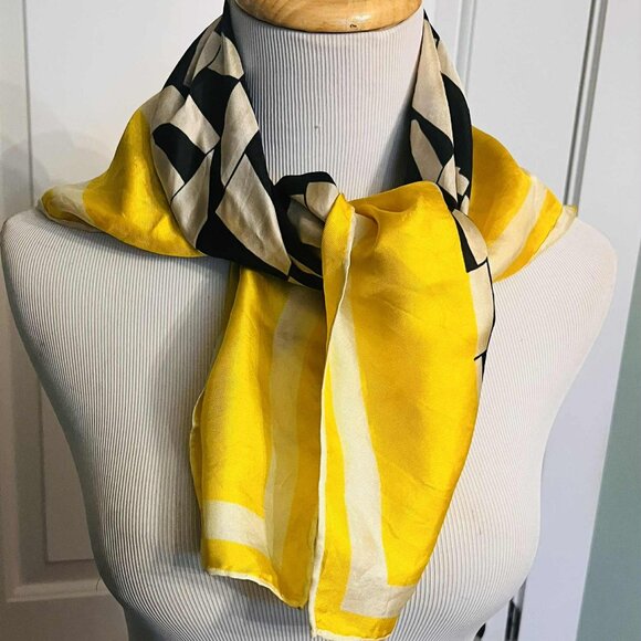 Vintage 100% Silk Geometric Scarf — Hand-Rolled Hem (70 × 70 cm) - Picture 4 of 8